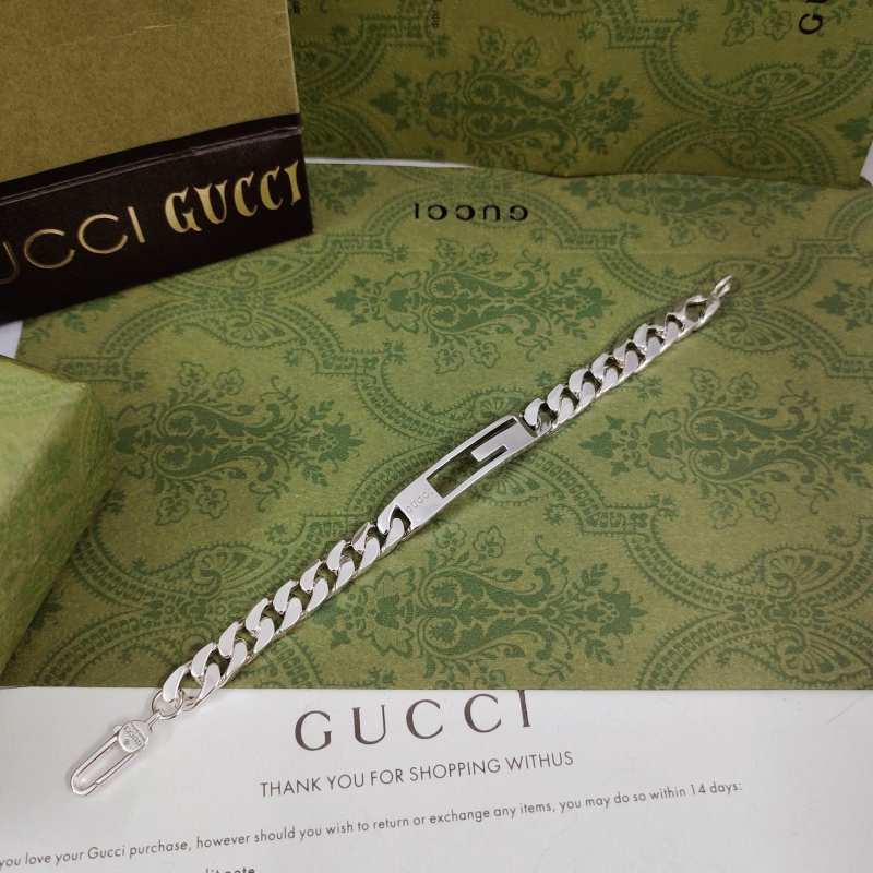 G*u*i bracelets
